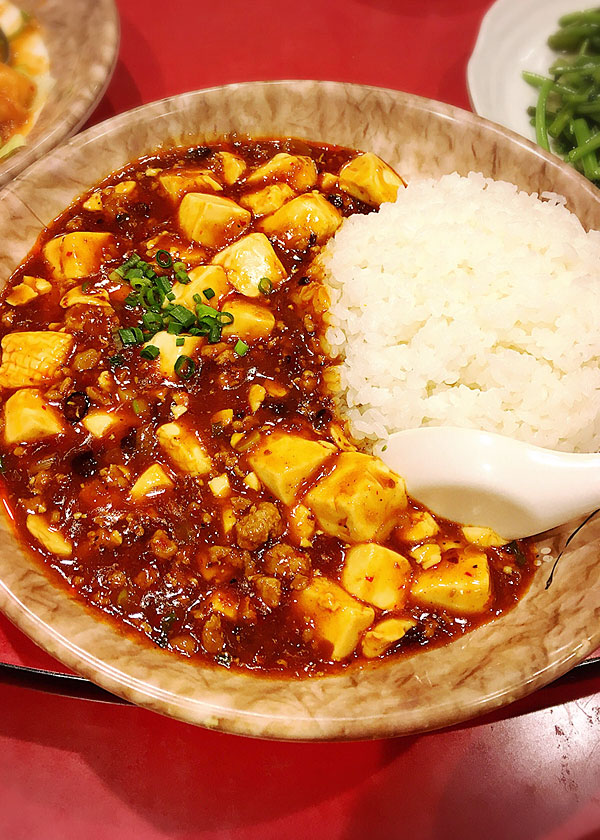 麻婆豆腐は四川風のピリ辛で本場の味！