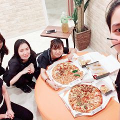 閉店後のお店で ピザパーティー